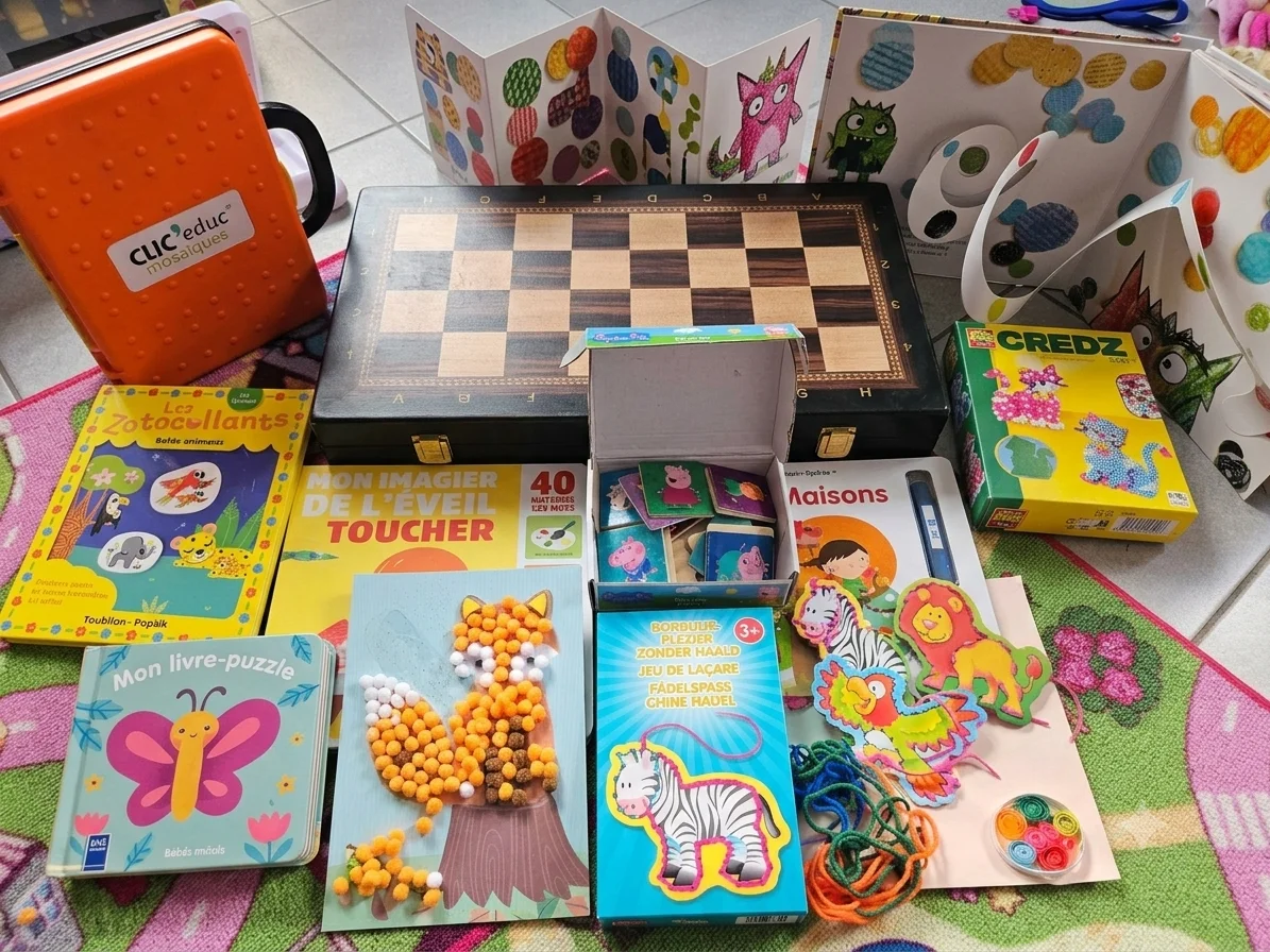 Matériel pédagogique varié pour ateliers d'accompagnement — jeux, livres, puzzles