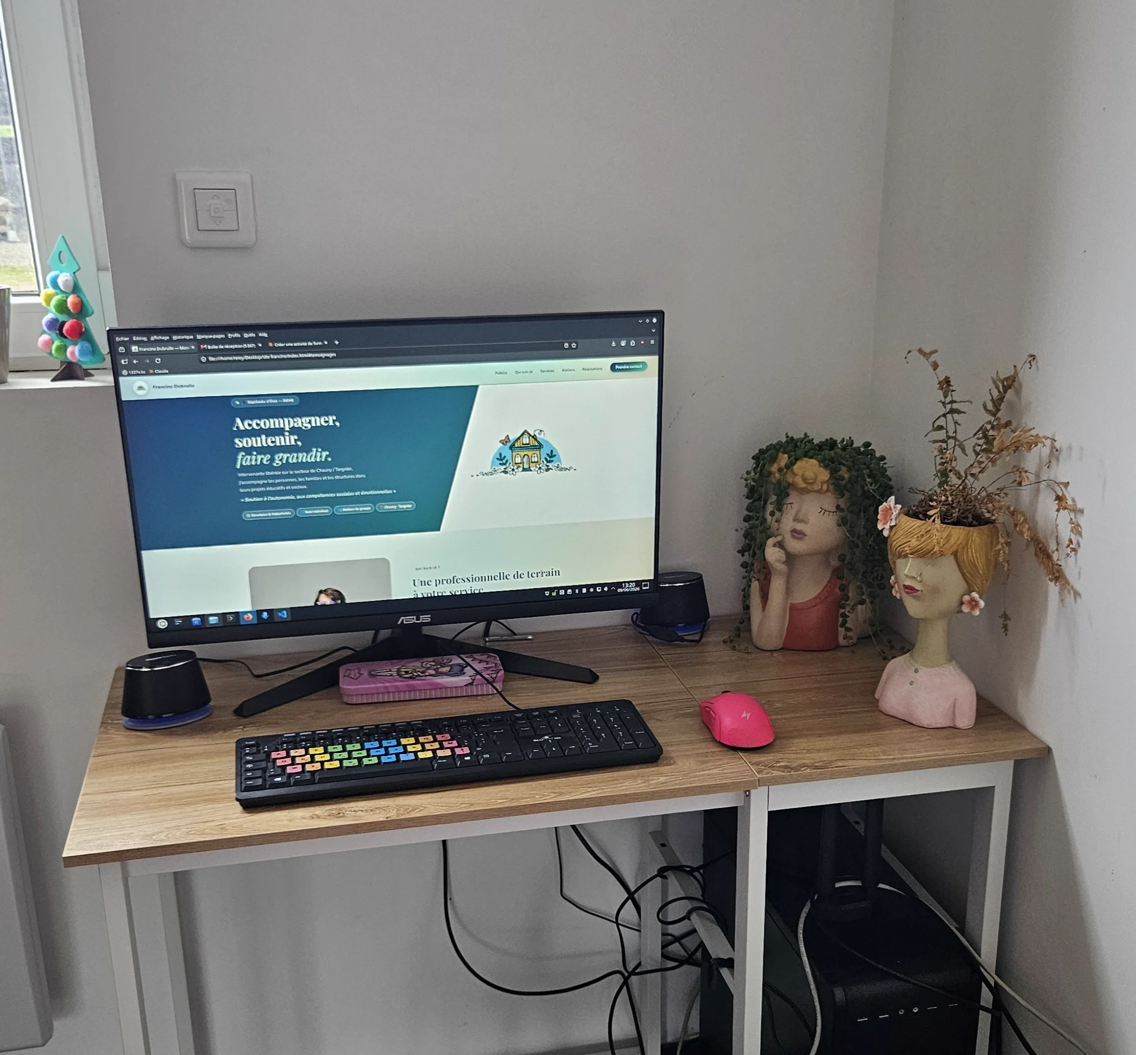 Bureau avec ordinateur pour les ateliers d'inclusion numérique