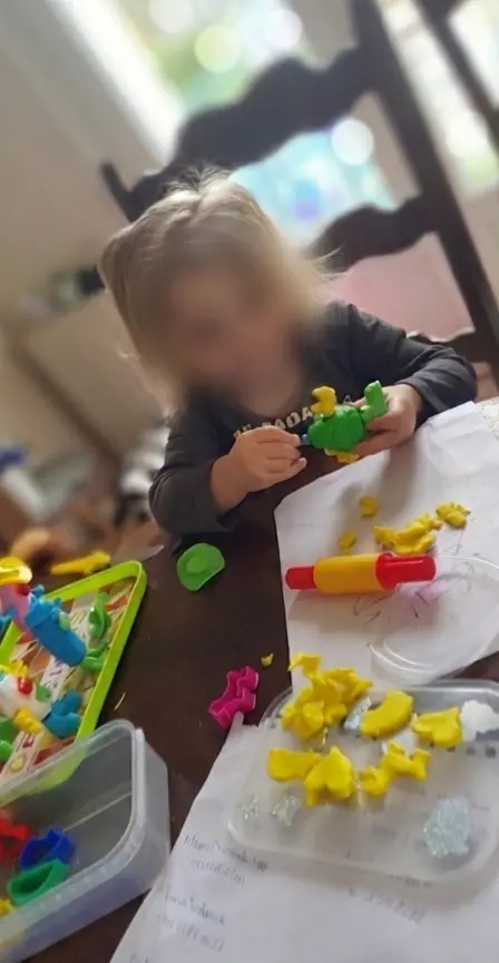 Enfant en atelier pâte à modeler, concentration et dextérité
